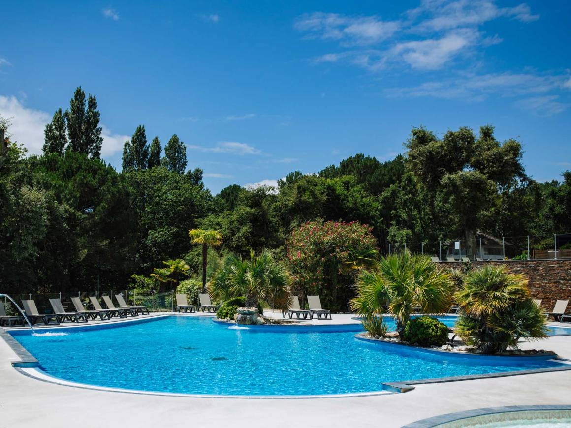 Erkunden Sie den Badebereich des Campings Domaine Les Oréades