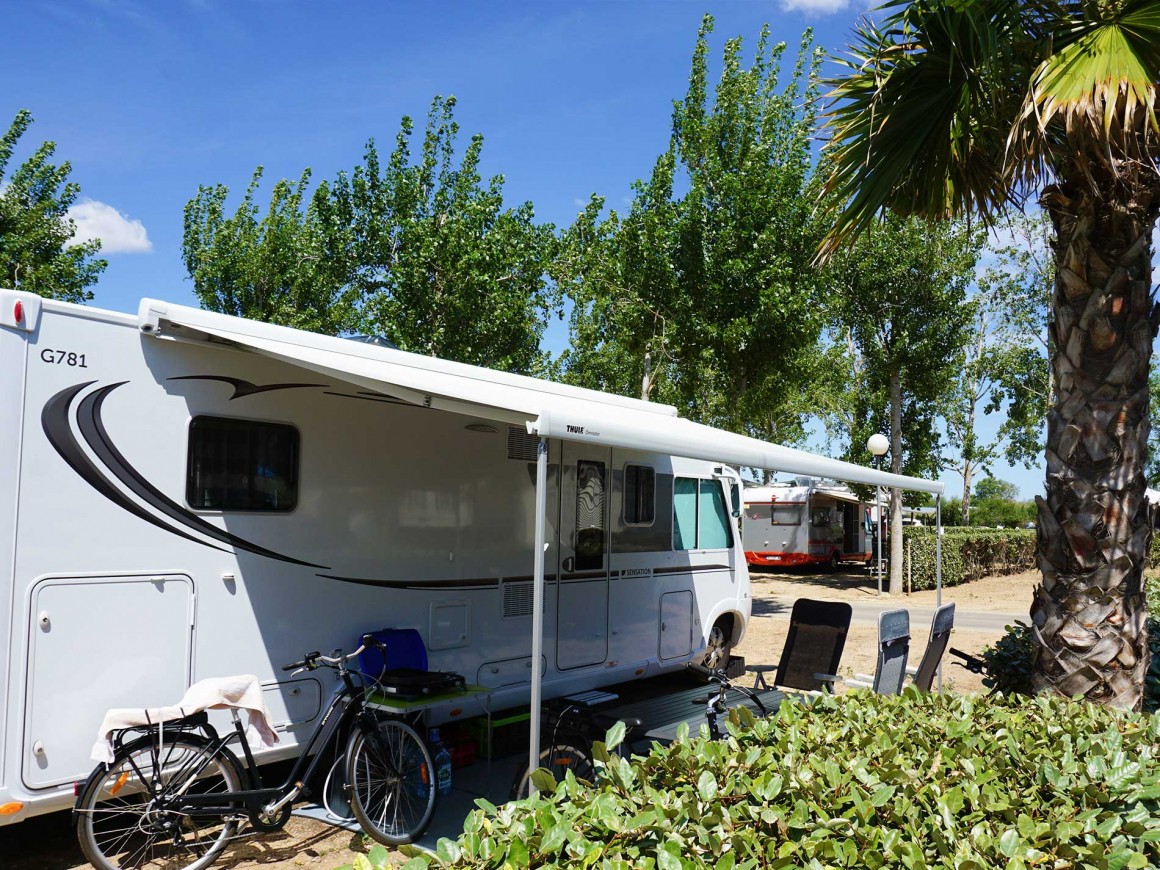 Kampeerplaatsen 2 bloemen Vias Plage Domaine Sainte Cécile