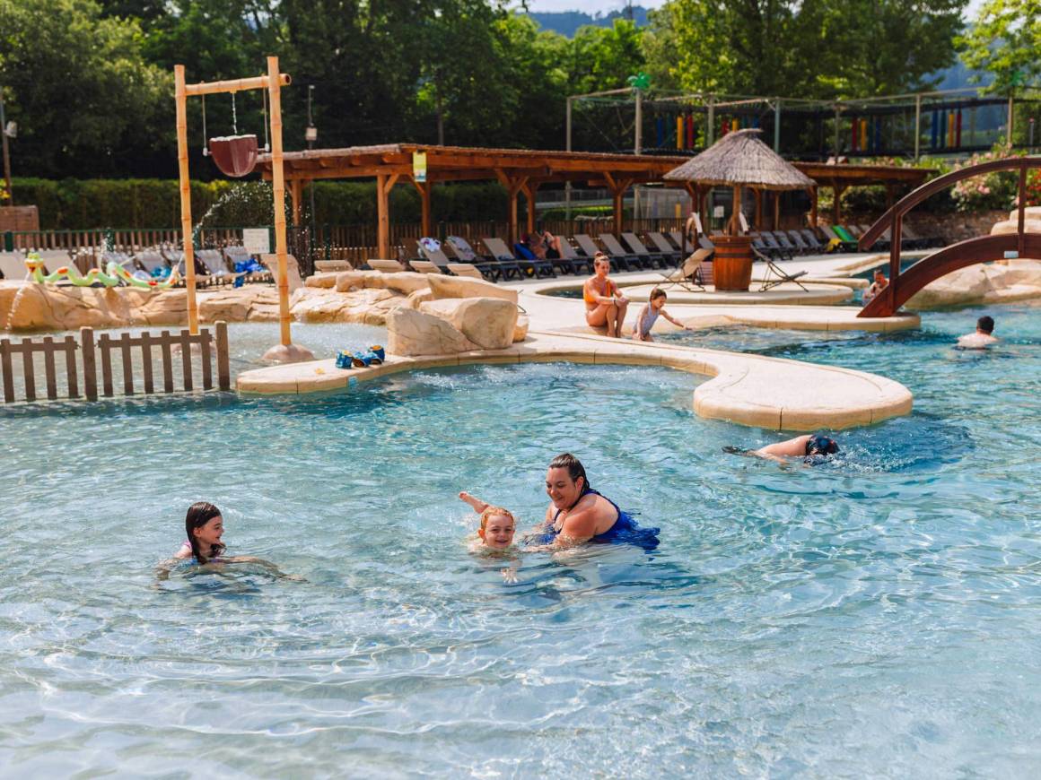 Erkunden Sie den Badebereich im Camping Le Castel Rose