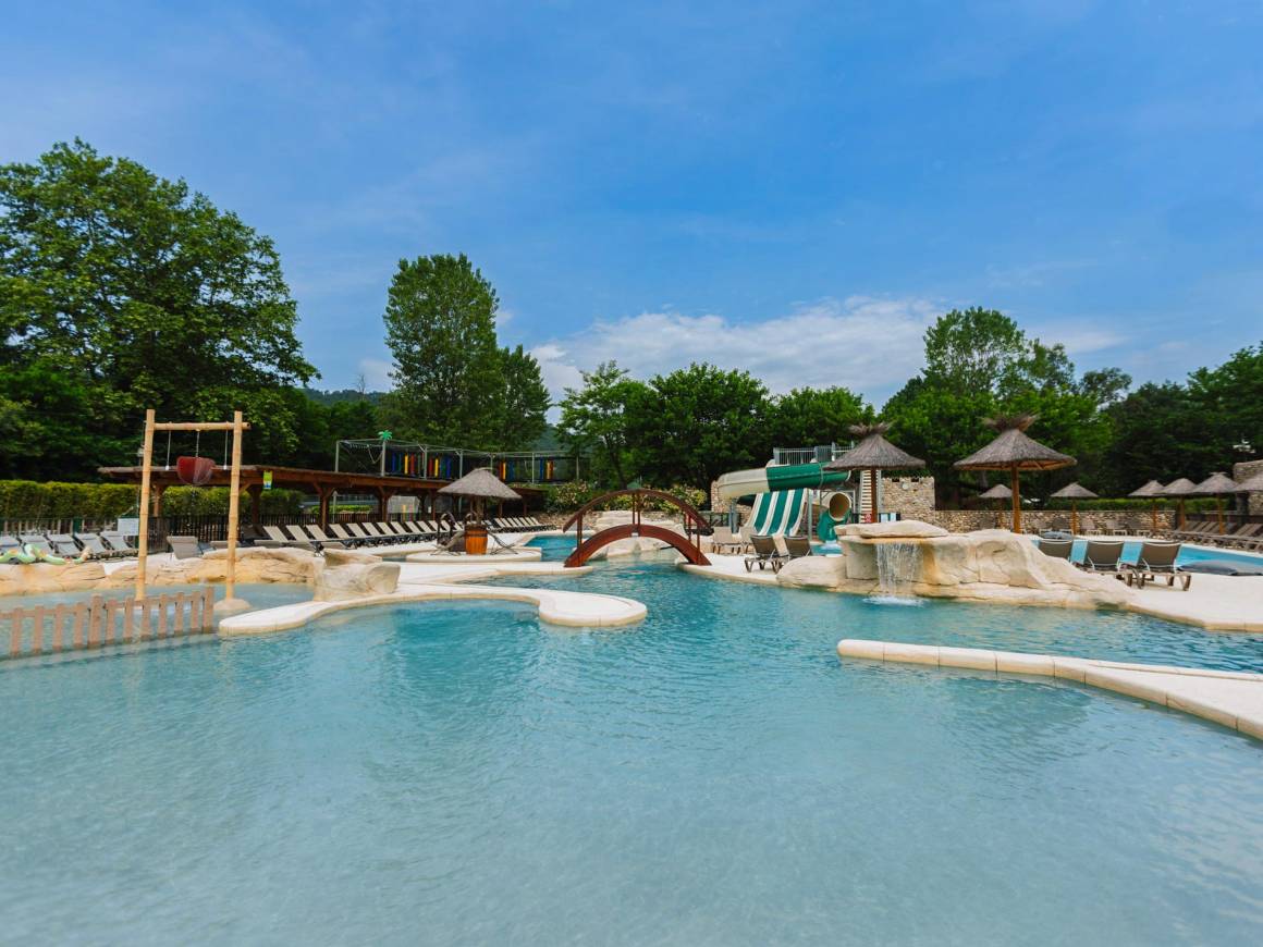 Erkunden Sie den Badebereich im Camping Le Castel Rose