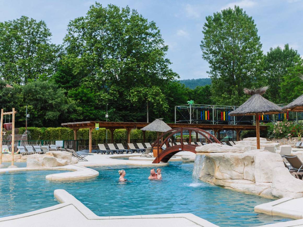 Erkunden Sie den Badebereich im Camping Le Castel Rose