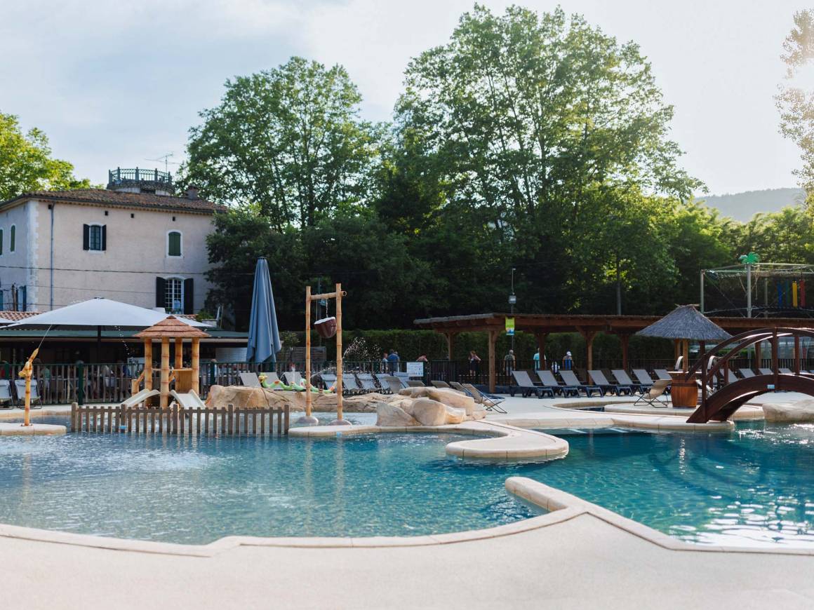 Erkunden Sie den Badebereich im Camping Le Castel Rose