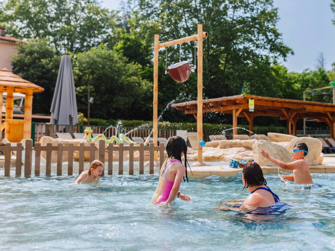 Erkunden Sie den Badebereich im Camping Le Castel Rose