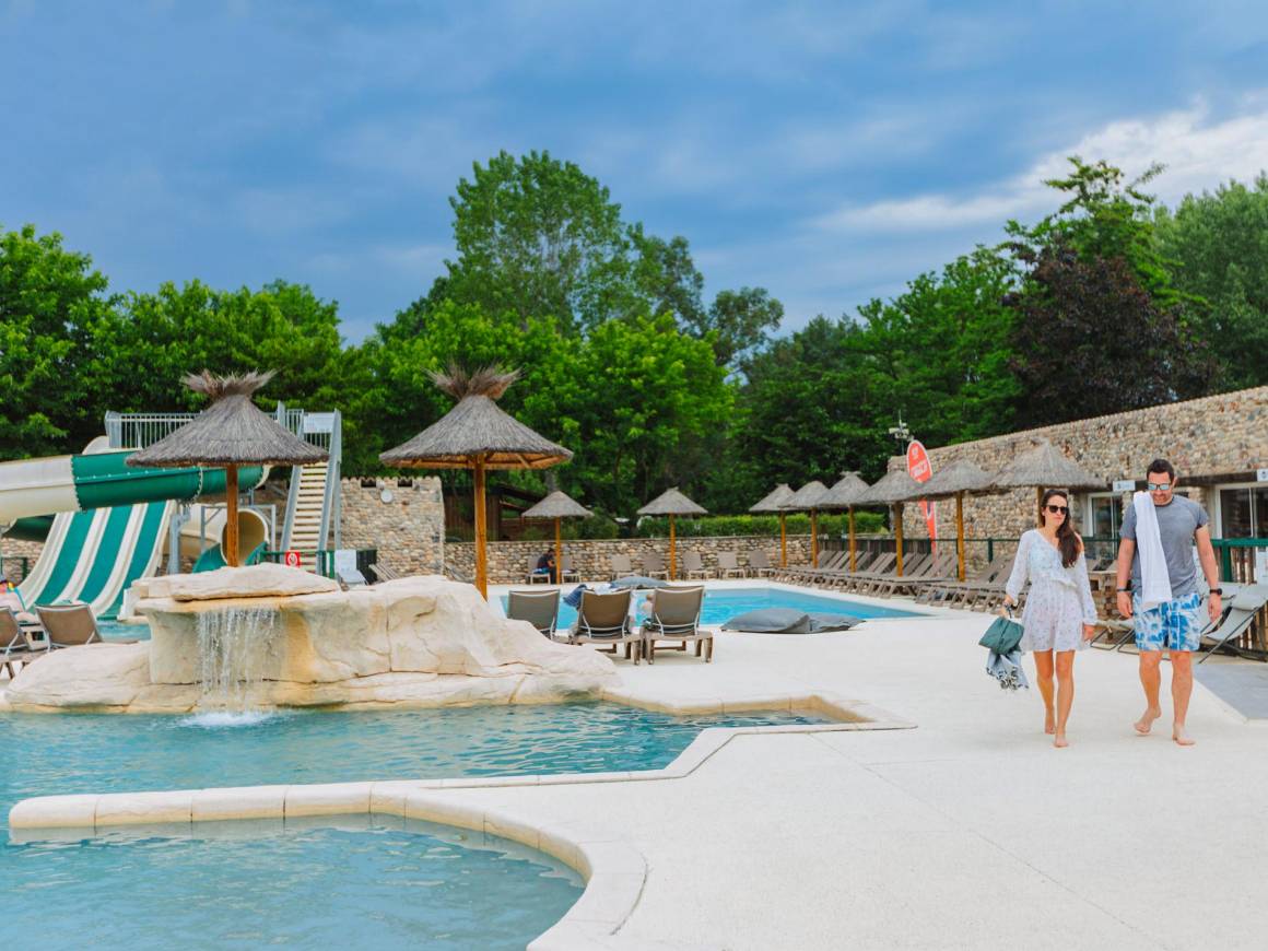 Erkunden Sie den Badebereich im Camping Le Castel Rose