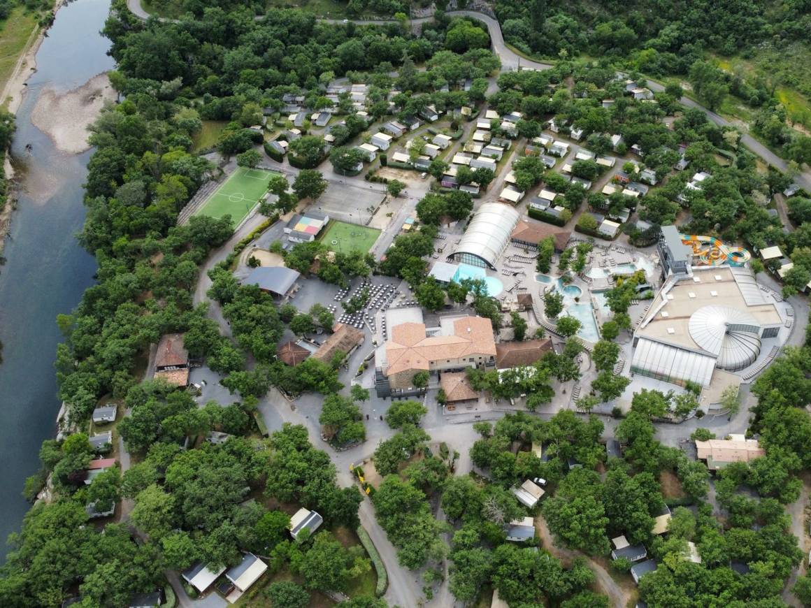 Discover the pool and Aquatic Park at Le Ranc Davaine campsite in Ruoms