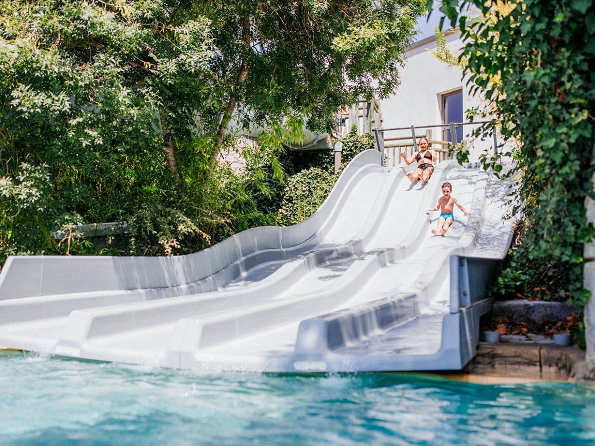 Schwimmbad und wasserpark des Campings Le Ranc Davaine in Ruoms in Ardèche