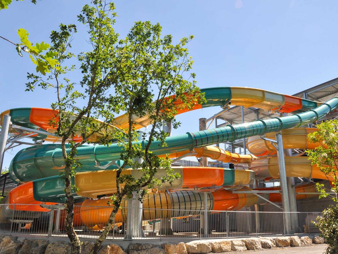 Découvrez la piscine et le parc aquatique du camping Le Ranc Davaine à ...