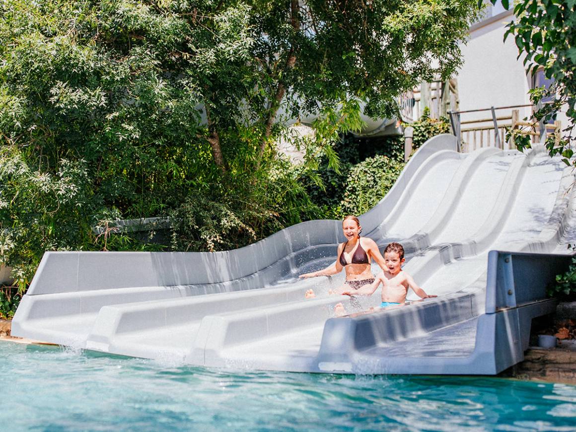 Découvrez la piscine et le parc aquatique du camping Le Ranc Davaine à ...