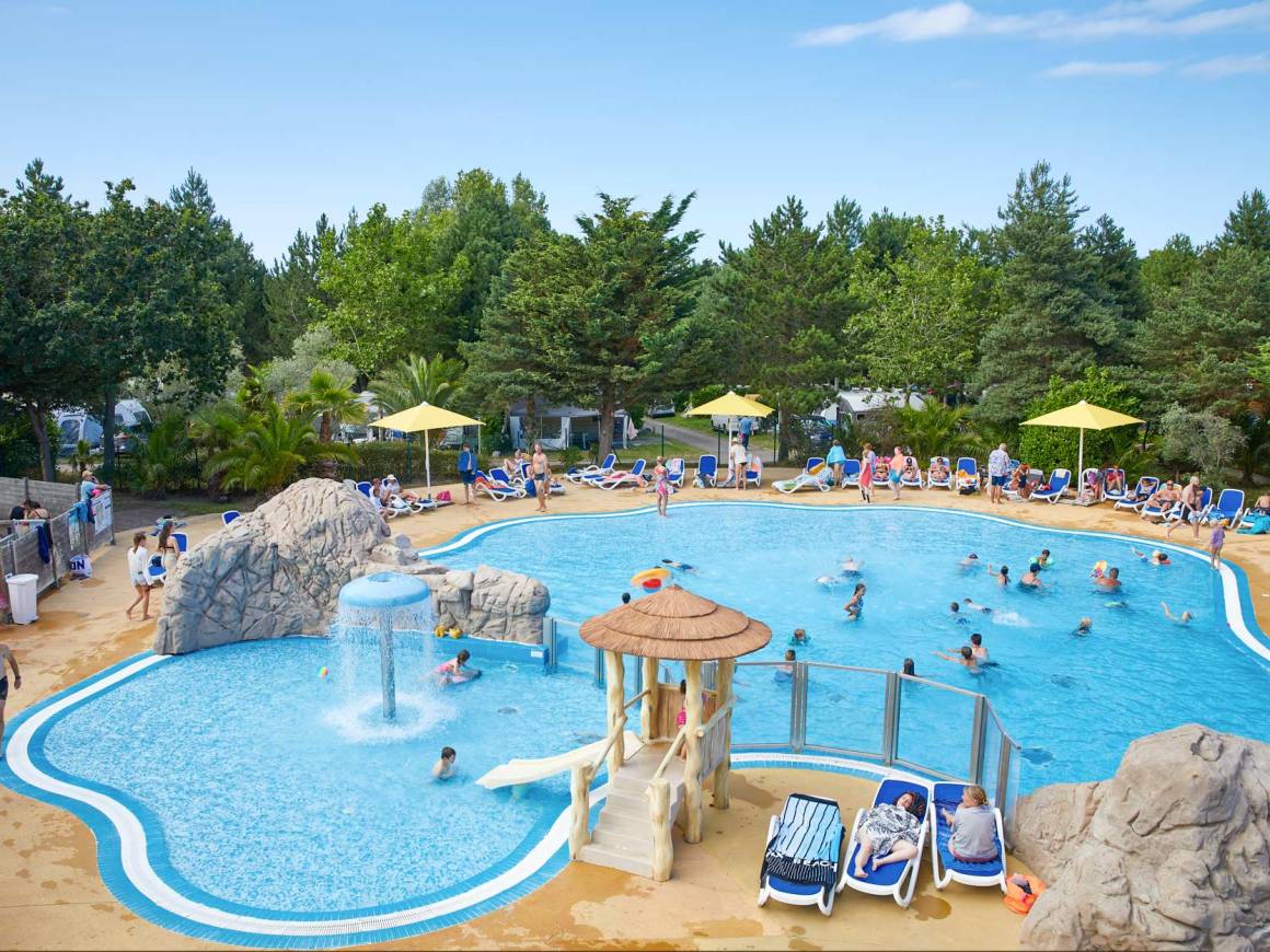 yelloh-village-les-pins-camping-erquy-avec-piscine-couverte-et-chauff-e