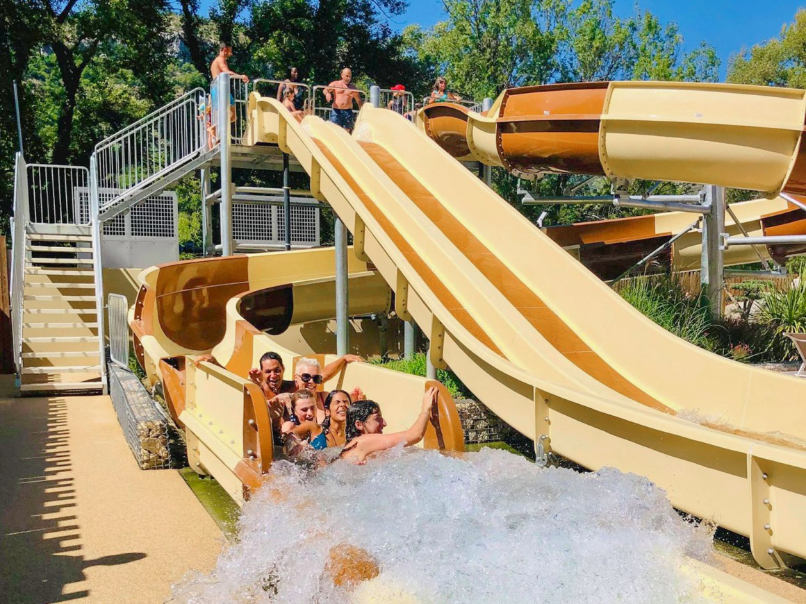 La piscine chauffée et toboggans du camping Les Ramières à Nyons