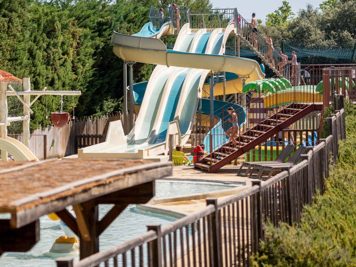 parc-aquatique-et-piscine-chauff-e-avec-toboggans-charleval-luberon