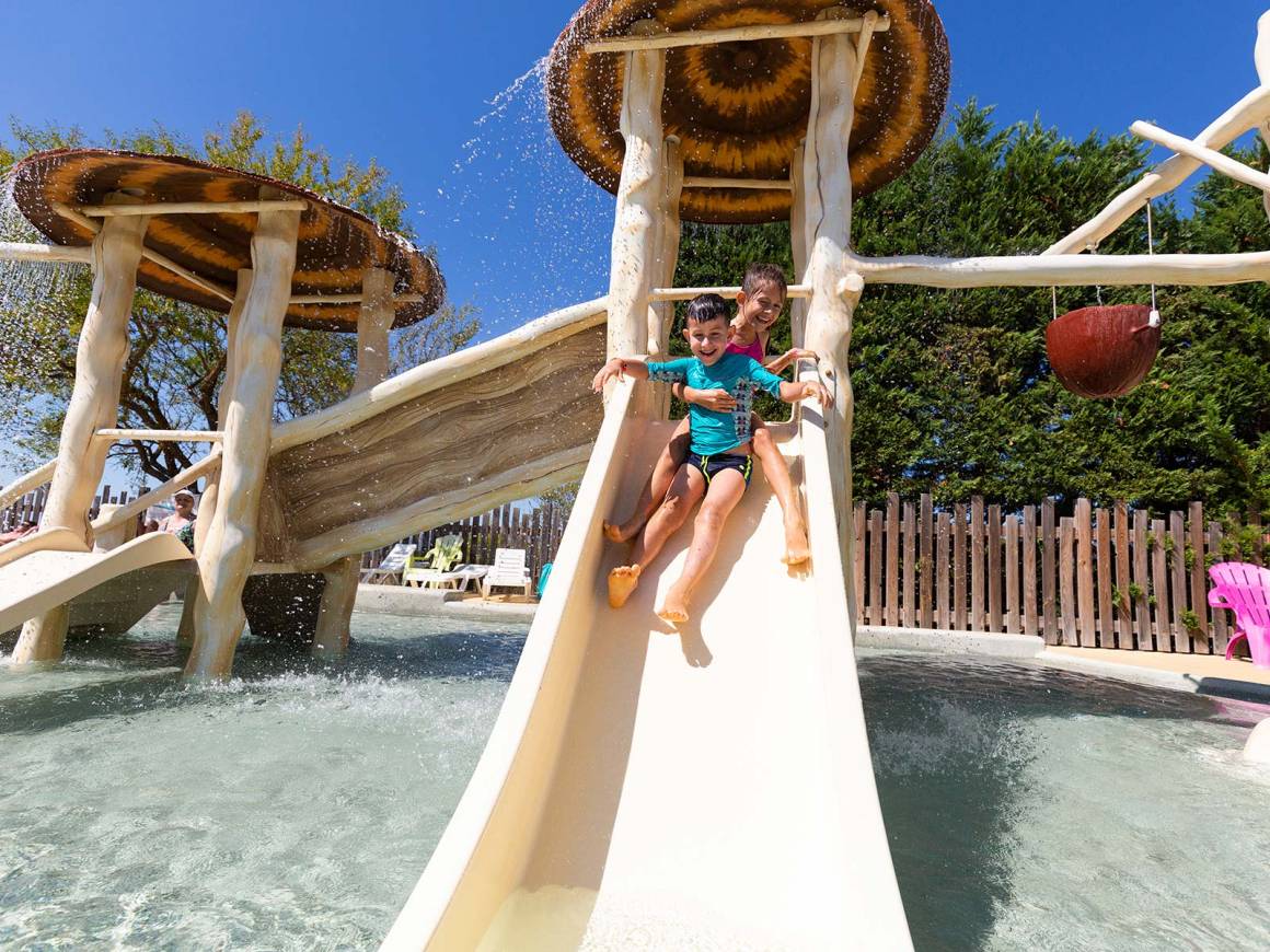 Water park and heated pool with slides in Charleval - Camping Luberon Parc