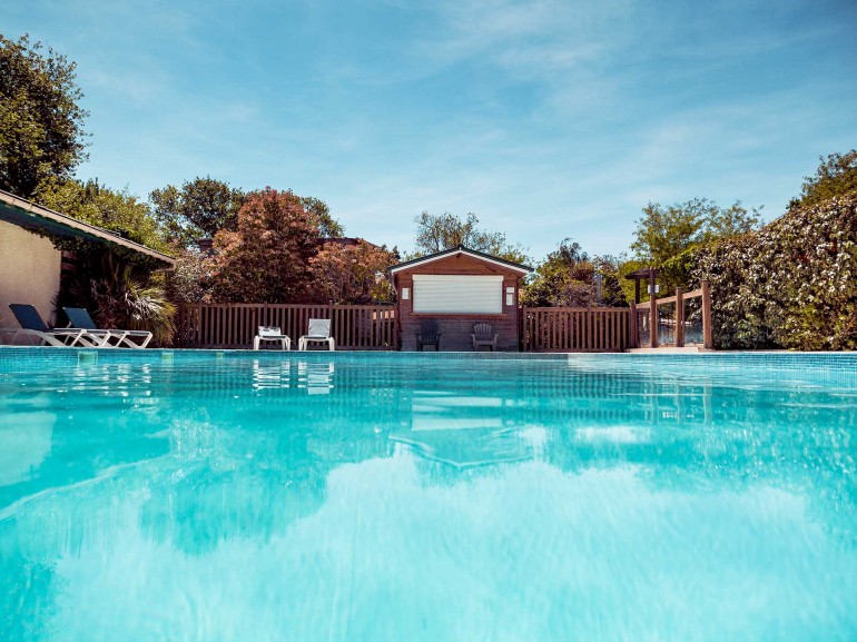 Profitez en famille de l’espace baignade du camping Médoc Océan