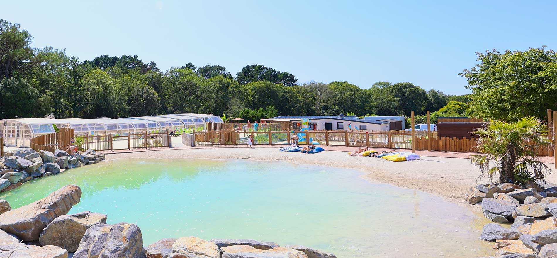 Furnished tent Lodge 6 people 3 bedrooms 1 bathroom 3 flowers La